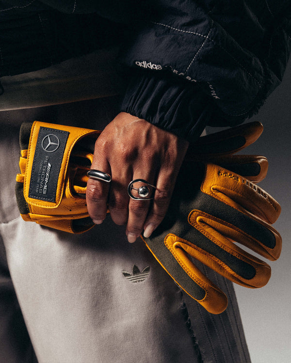 adidas para Bad Bunny x Mercedes-AMG F1 Racing Glove Gold