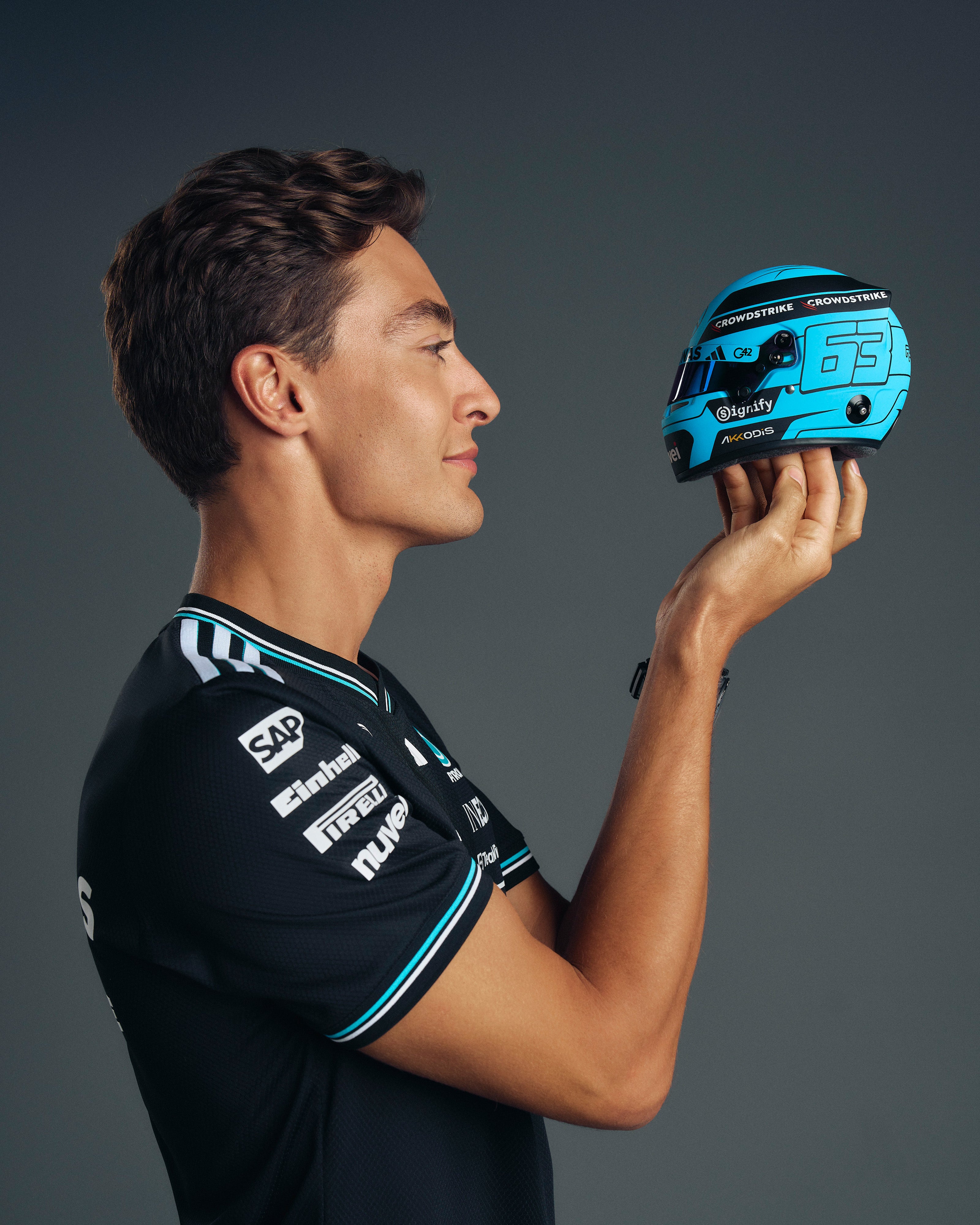 George Russell 2025 Mini Bell Helmet Replica 1:2 | Official Mercedes ...