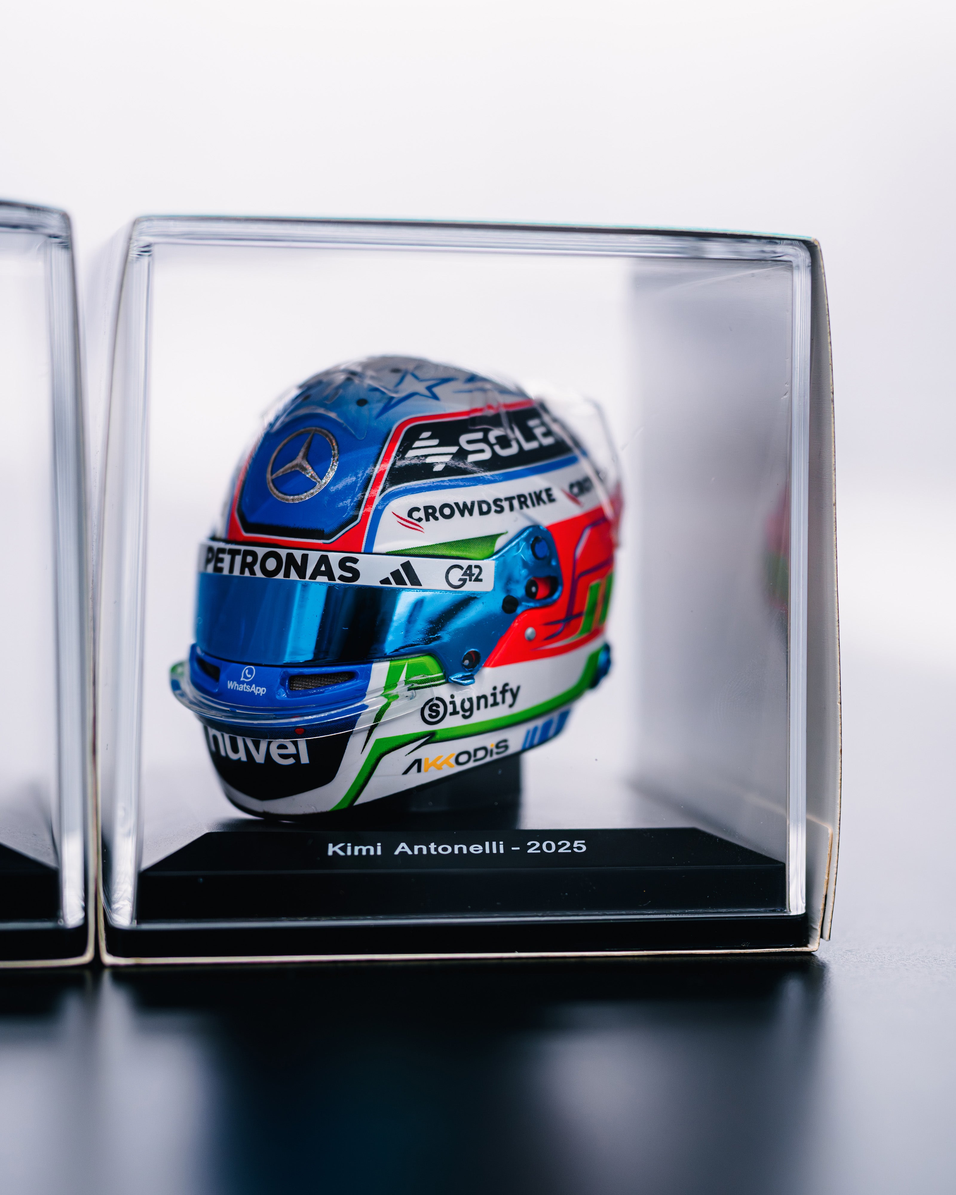 F1メルセデス 2025年チームカード キミ・アントネリ ミニヘルメット F1メルセデス 2025年チームカード キミ・アントネリ ミニヘルメット F1