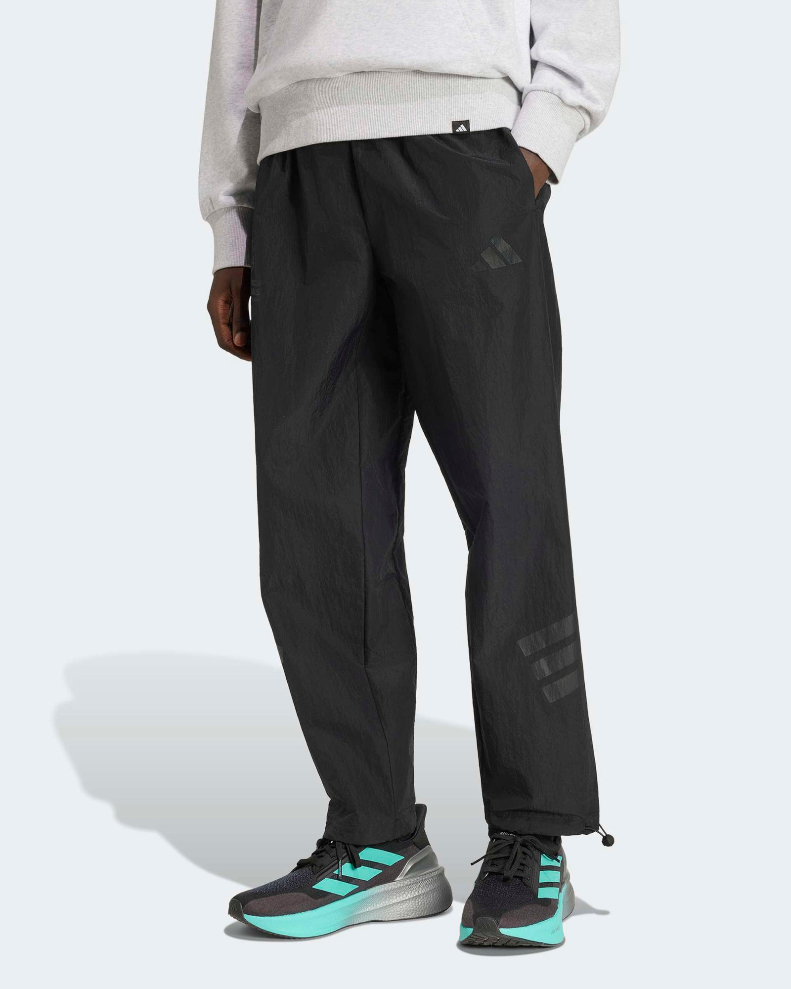 This Model is 6'0'' and wears size M