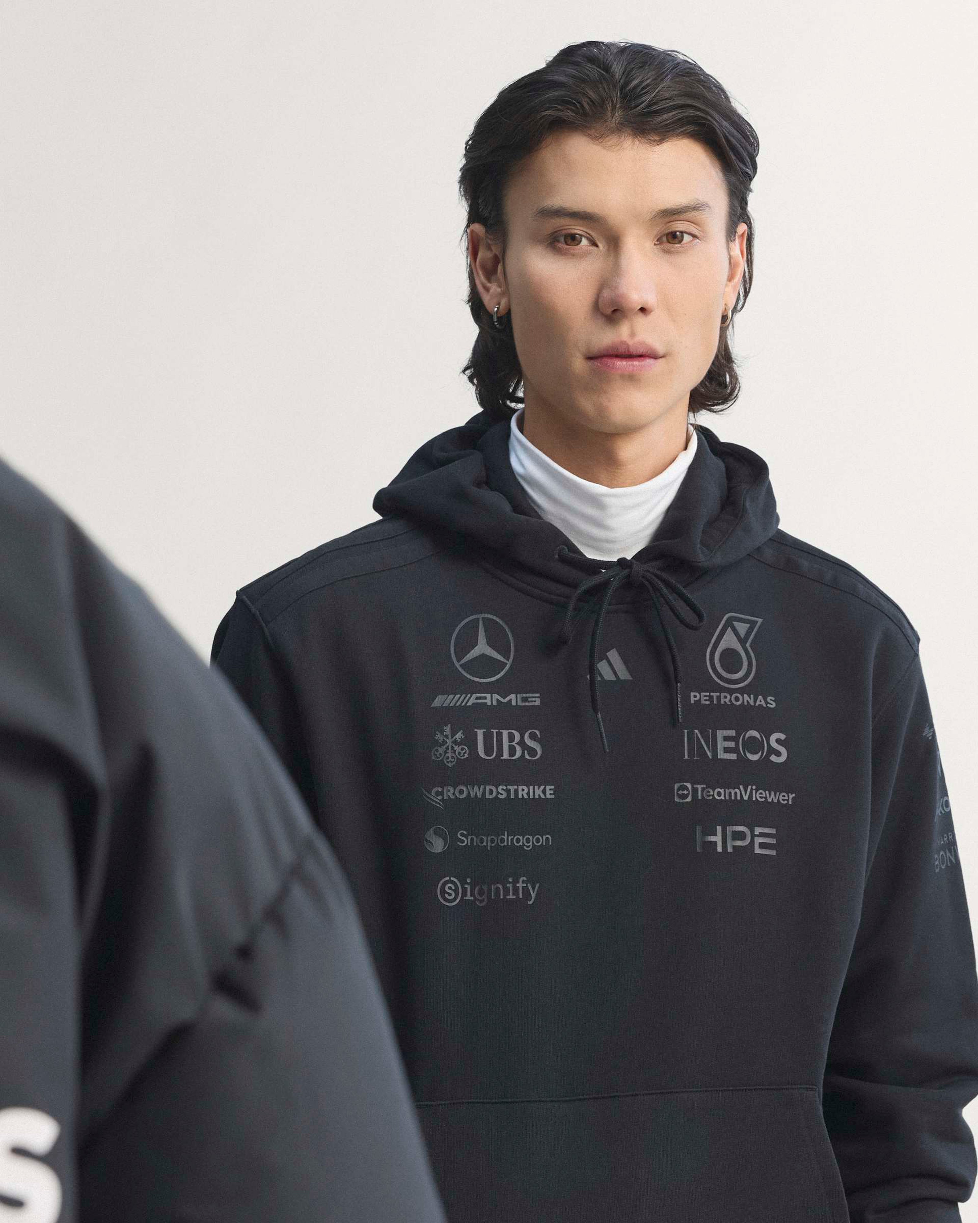鶴*烏様 メルセデス・ベンツ /F1 / HOODIES (フーディー) 2026 Men's Lights Out Hoody - Black | Mercedes-AMG PETRONAS F1