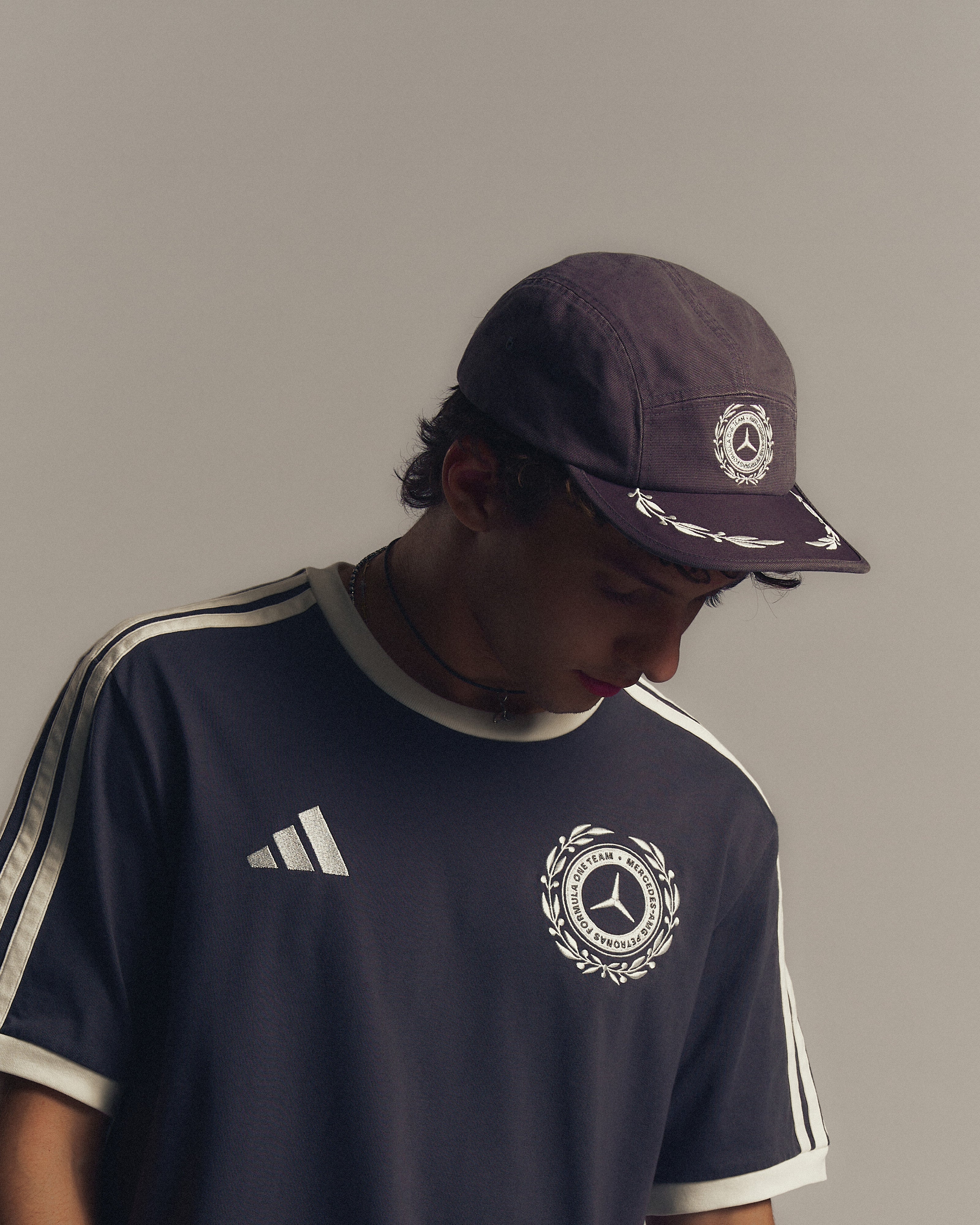 main story 2026SS Cap / Grey M/Lサイズ Silver Arrows 5 Panel Cap - Grey (2026) | Mercedes-AMG PETRONAS F1