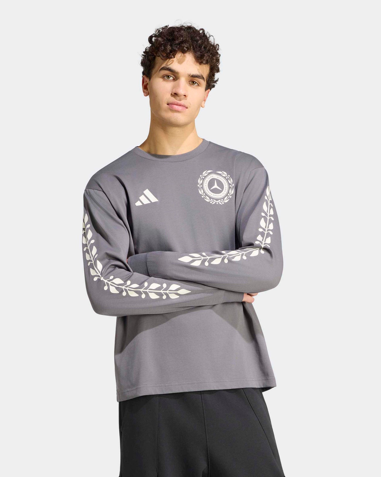 This model is 6'2'' and wears size M