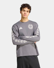 This model is 6'2'' and wears size M