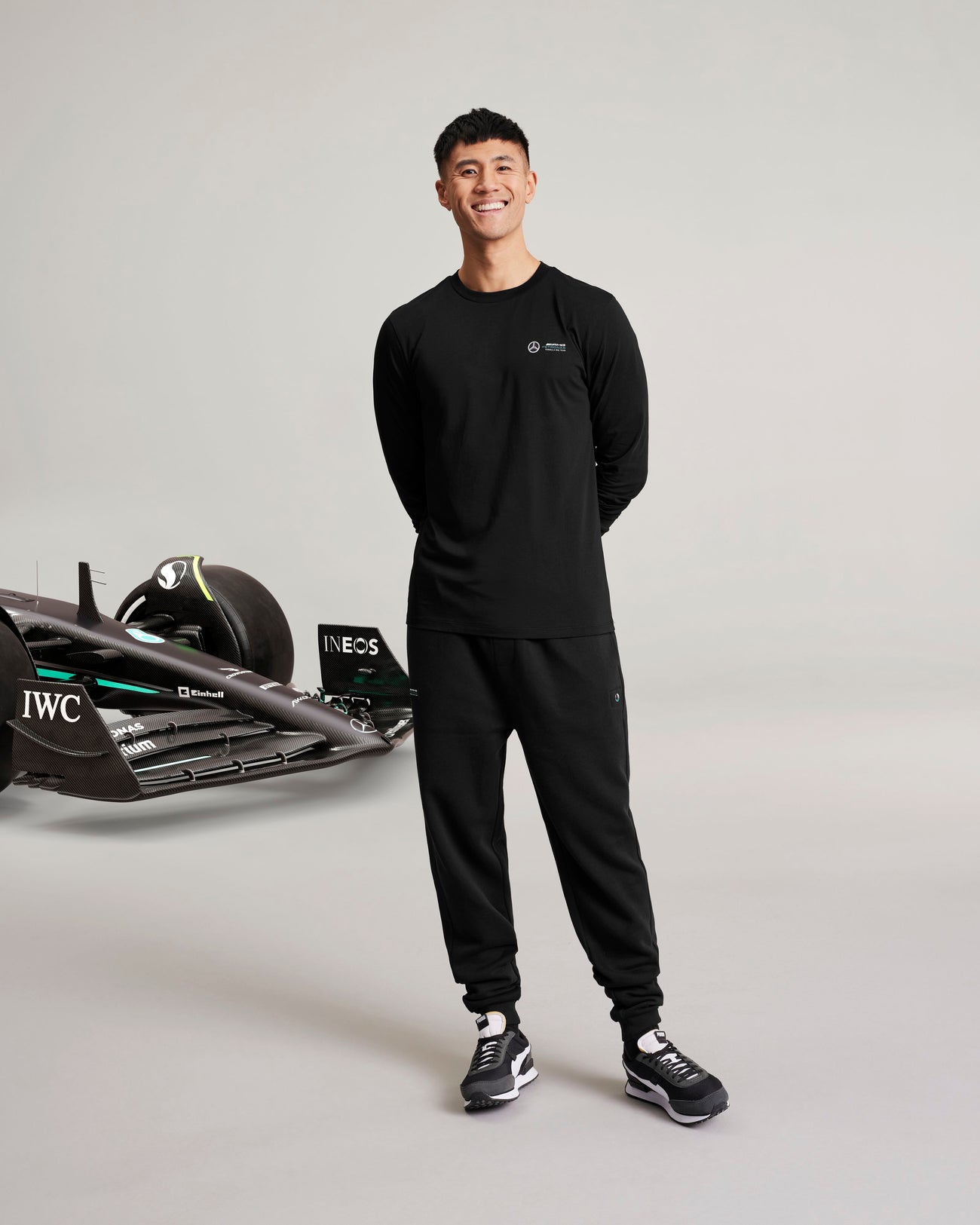 THE MODEL IS 6'1'' AND WEARS SIZE M