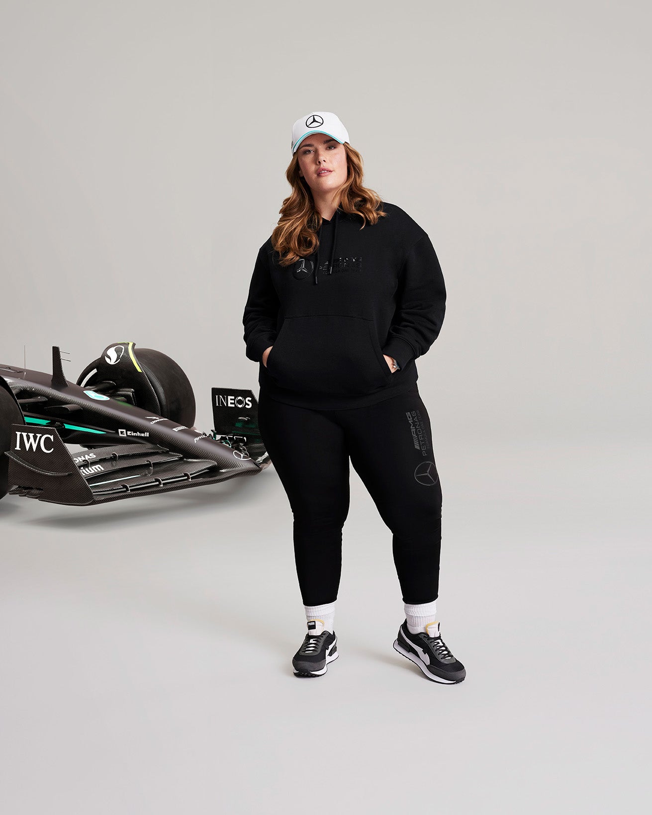 THE MODEL IS 5'7'' AND WEARS SIZE XL